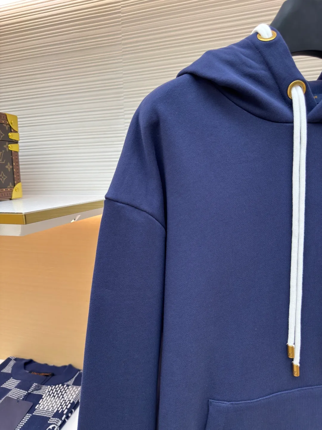 LOUIS VUITTON Rope embroidery contrast color hooded rope sweatshirt ●Authentic product: purchased and developed by 14100 ●Item number: 1680235-B50 ●Fabric: polyester mercerized fabric ●Technology: embroidery production ●Version: fitted version ●Weight: about 885 grams ●Size: XS-S-M-L ●Description: Made of 32s double-ply cotton David's cloth, matched with 26s double-kill horizontal machine to weave threads, the front panel is embroidered with Tajima embroidery machine imported from Japan, polyester silk light short stitch flat embroidery, the back panel is embroidered with a special rope 0.6cm The thickness of the double-strand core-spun cotton rope is encrypted, and it is bundled with fish silk thread for embroidery. The ends and ends of the rope are all hidden under the pattern by hand. Large-size round eyelets are molded and punched by hand. The eyelet pendant clock is all made of bronze and barrel-plated with antique gold. The overall wiring is straight and delicate, the fabric is comfortable and soft, and the color is consistent without color difference. It can be matched with the same style to create a fashionable look and control various occasions. Customized accessories, complete with three standards, same style for men and women!